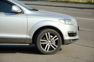 Kharkov, Ukraine - octobre 21, 2019 audi roue proche en haut. allemand voiture fabricant distribue luxe Véhicules est dans 1885 comme voiture entreprise vagabond photo