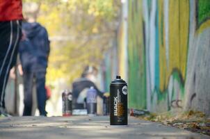 Kharkov, Ukraine - octobre 19, 2019 Montana montagne noir NC formule utilisé vaporisateur pouvez pour graffiti La peinture en plein air dans l'automne feuilles et artiste dans La peinture processus photo