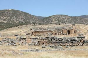 antalya, dinde - mai 15, 2021 ruines de ancien ville hierapolis près Pamukale, dinde à ensoleillé journée. les pièces de vieux historique bâtiments avec gros blocs photo