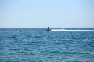 antalya, dinde - mai 15, 2021 Jeune homme sur l'eau scooter conduire sur vagues dans méditerranéen photo