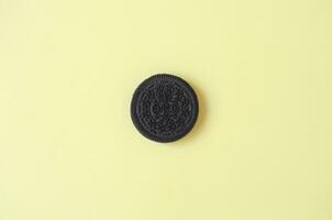 un oreo sandwich crème des biscuits sur Jaune Contexte photo