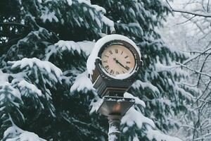 ancien l'horloge en plein air dans l'hiver. neural réseau ai généré photo