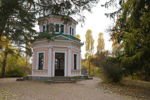 scénique vue de rose pavillon sur île de anti-circe dans sofiyivka parc, homme photo