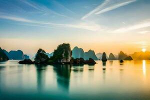 le Soleil ensembles plus de le l'eau dans halong baie, vietnam. généré par ai photo