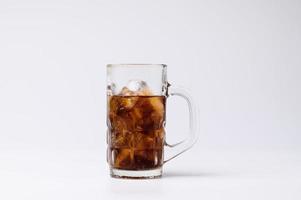 Cola en verre avec des glaçons clairs isolé sur fond blanc photo