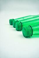 vert animal de compagnie Plastique bouteille dans blanc Contexte photo