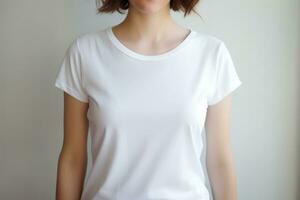 une fille dans une blanc T-shirt, une endroit pour texte. ai généré photo