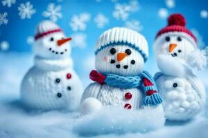 Trois bonhommes de neige portant tricoté Chapeaux et écharpes. généré par ai photo