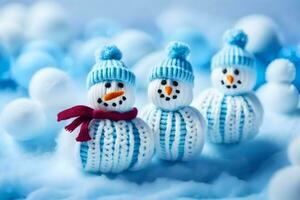 Trois bonhommes de neige portant tricoté Chapeaux et écharpes. généré par ai photo