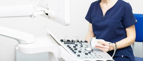 femelle médecin séance dans Bureau dans une hôpital Faire ultrason balayage diagnostique photo