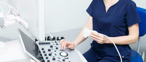 femelle médecin séance dans Bureau dans une hôpital Faire ultrason balayage diagnostique photo