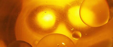 or pétrole bulles proche en haut. cercles de Orange l'eau macro. abstrait brillant Jaune Contexte photo
