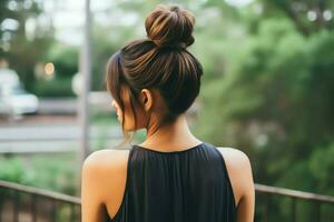 une magnifique la mariée avec une chignon coiffures pour longue cheveux Regardez de dos. une femelle coiffure arrière vue concept par ai généré photo