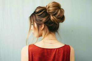 une magnifique la mariée avec une chignon coiffures pour longue cheveux Regardez de dos. une femelle coiffure arrière vue concept par ai généré photo