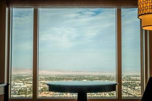 vue sur la ville de las vegas par la fenêtre de la chambre d'hôtel photo