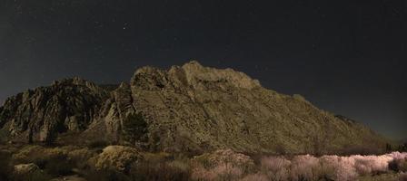 montagnes du parc national de la sierra près du lac mammouth, californie photo