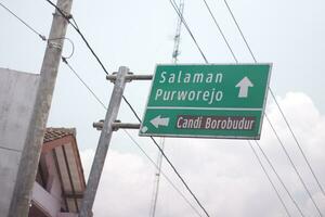 route signe à borobudur montrant le Autoroute direction signe dans le asiatique indonésien ville. photo