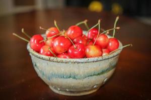 bol de cerises fraîches photo