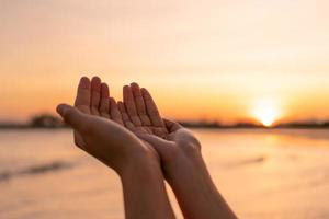 les mains de la femme se réunissent comme en priant. photo