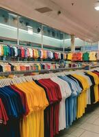 rangée de à la mode polo t-shirts pour homme sur en bois cintre ou grille dans une Vêtements boutique vente au détail magasin concept par ai généré photo