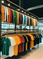 rangée de à la mode polo t-shirts pour homme sur en bois cintre ou grille dans une Vêtements boutique vente au détail magasin concept par ai généré photo