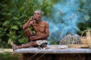 Vieil homme mode de vie des habitants avec du bambou artisanal photo