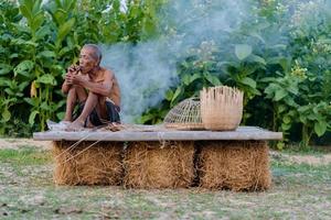 homme âgé avec du bambou artisanal, mode de vie des habitants de la thaïlande photo