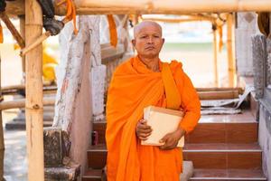 moines en thaïlande avec un livre photo