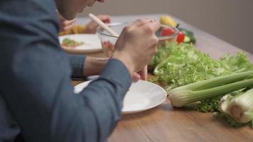 un homme mangeant une salade végétarienne de légumes frais. nutrition sportive et alimentation saine