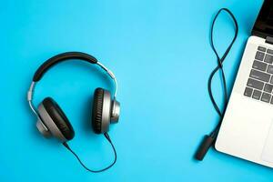 la musique ou Podcast Contexte avec électronique dispositifs, écouteurs, café et portable sur Bureau bureau concept par ai généré photo