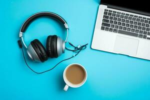 la musique ou Podcast Contexte avec électronique dispositifs, écouteurs, café et portable sur Bureau bureau concept par ai généré photo