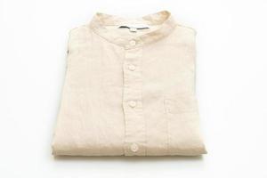 Chemise beige pliée isolé sur fond blanc photo