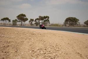 ville, pays, mmm jj, aaaa - compétition de moto sur une piste de course photo