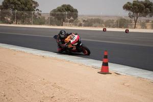 ville, pays, mmm jj, aaaa - compétition de moto sur une piste de course photo