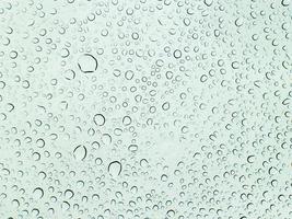 goutte de pluie sur la surface du verre. photo