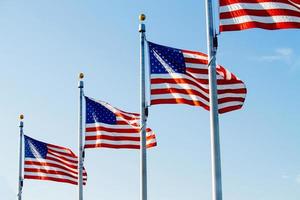 le drapeau des états-unis d'amérique par une journée ensoleillée photo