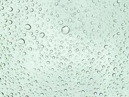 goutte de pluie sur la surface du verre. photo