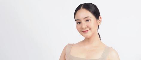maquillage de visage de beauté de jeune femme asiatique pour les cosmétiques de soins de la peau photo
