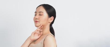 maquillage de visage de beauté de jeune femme asiatique pour les cosmétiques de soins de la peau photo