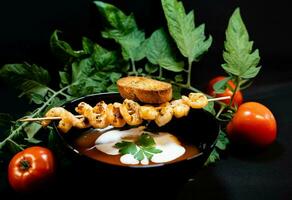 rouge rond tomates solanum lycopersicum pour une salade ou une soupe photo