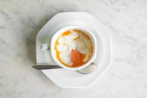 oeufs à la coque dans une tasse blanche photo