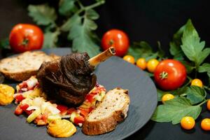 grillé agneau jarret de le charbon gril avec une Frais salade photo