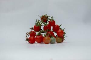 Cerise tomates sur une blanc Contexte photo