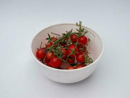 Cerise tomates dans une bol. photo