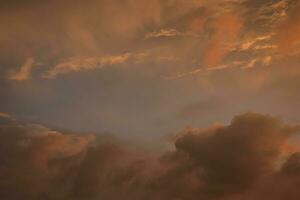 ciel dramatique avec des nuages au coucher du soleil photo