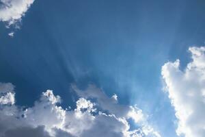 une spectaculaire ciel de bleu et blanche. photo