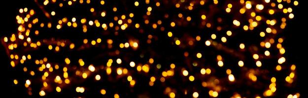 floue guirlande lumières sur une foncé Contexte. de fête Noël et Nouveau année Contexte. doux concentrer photo
