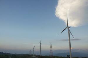 vent turbines à le coucher du soleil avec une magnifique ciel dans le Contexte. le concept de renouvelable énergie. photo