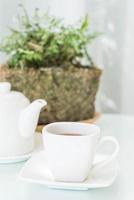 tasse de thé chaud sur la table photo