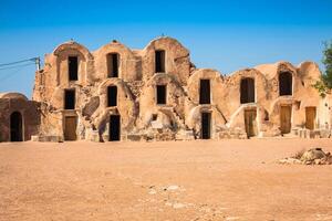 Tunisie médenine fragment de vieux ksar situé à l'intérieur village. là étaient Auparavant fortifié greniers ghorfas photo